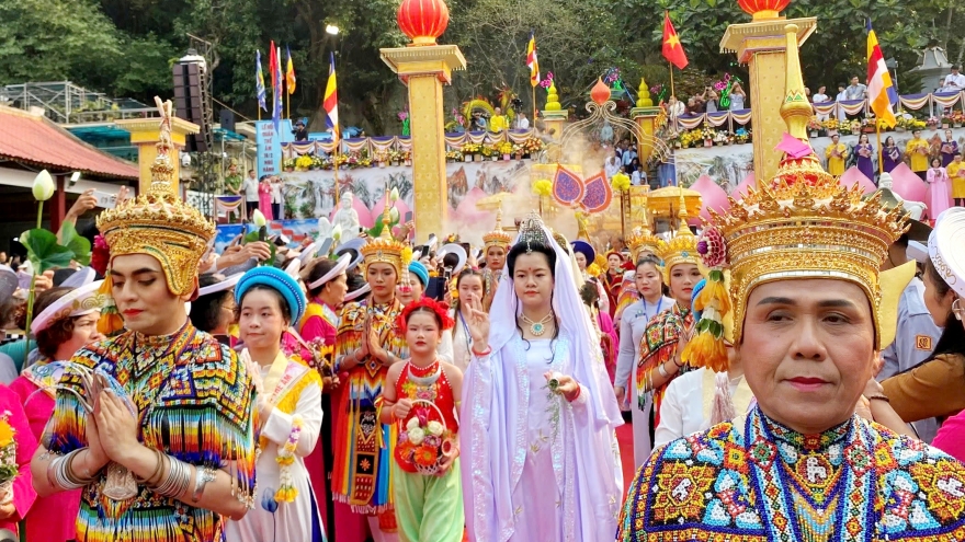 Buddhists turn up in hordes for Quan The Am Festival in Da Nang